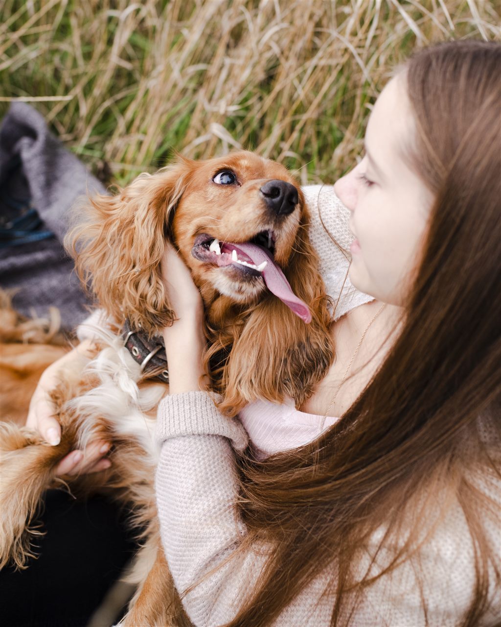 Mujer jugando con su cachorro