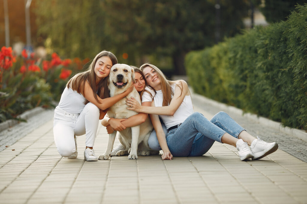 Mujer con su perro en la calle